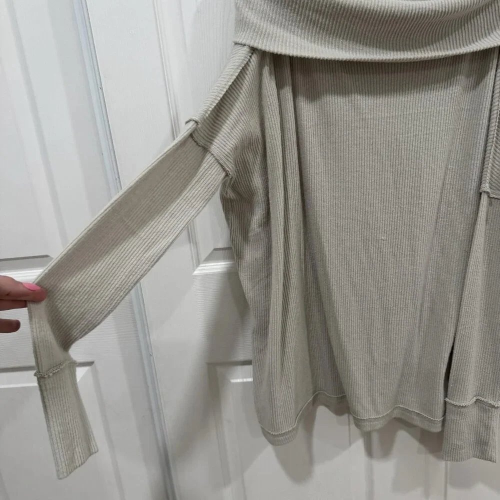 We The Free Sweater Women's Size‎ M Gray Back Slit Cowl Neck Ribbed Long Sleeve